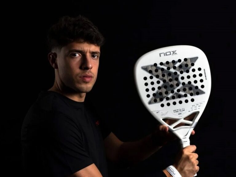 padel-zasady-gry-krok-po-kroku-sportowiec-z-rakieta-do-padla
