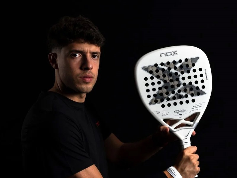 padel-zasady-gry-krok-po-kroku-sportowiec-z-rakieta-do-padla